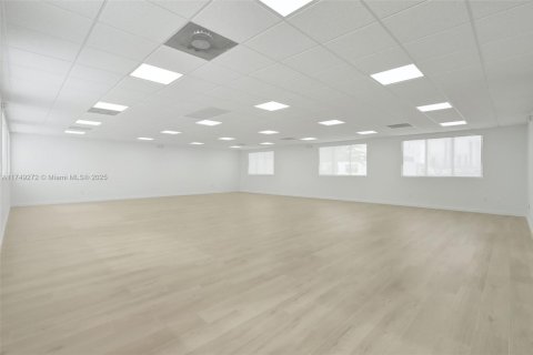 Propiedad comercial en venta en Miami, Florida № 1983255 - foto 16