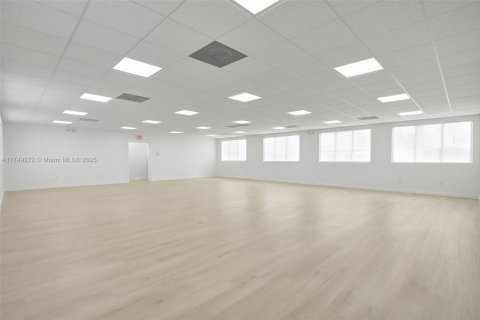 Propiedad comercial en venta en Miami, Florida № 1983255 - foto 17