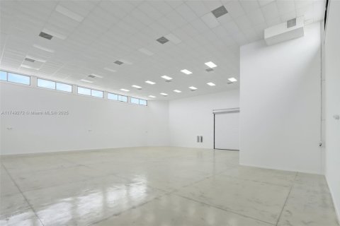 Propiedad comercial en venta en Miami, Florida № 1983255 - foto 10