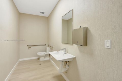 Propiedad comercial en venta en Miami, Florida № 1983255 - foto 12