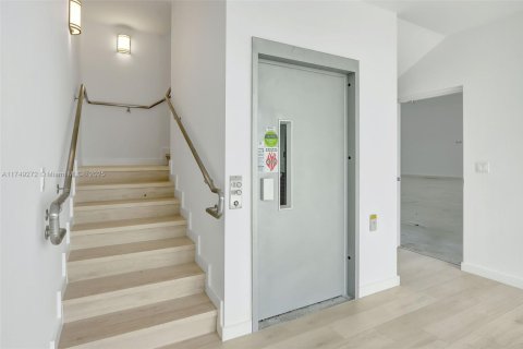 Propiedad comercial en venta en Miami, Florida № 1983255 - foto 13