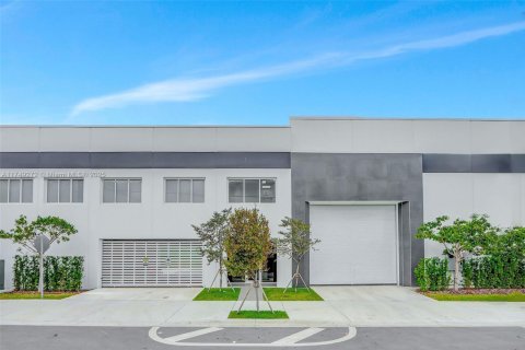 Propiedad comercial en venta en Miami, Florida № 1983255 - foto 5