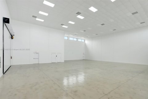 Propiedad comercial en venta en Miami, Florida № 1983255 - foto 9