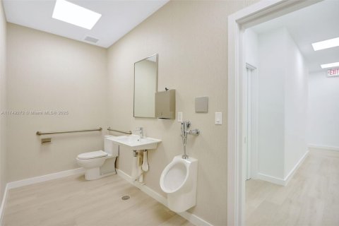 Propiedad comercial en venta en Miami, Florida № 1983255 - foto 19