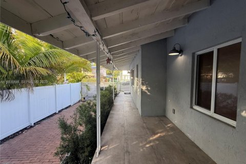 Villa ou maison à louer à Miami, Floride: 2 chambres, 92.9 m2 № 1964962 - photo 14