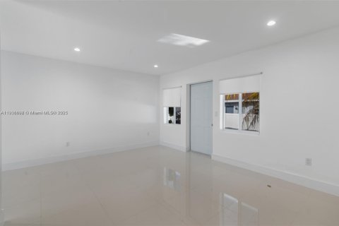 Villa ou maison à louer à Miami, Floride: 2 chambres, 92.9 m2 № 1964962 - photo 4