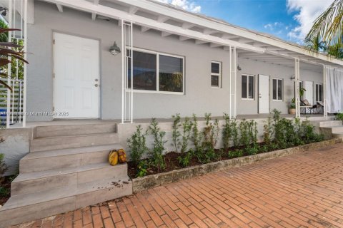 Villa ou maison à louer à Miami, Floride: 2 chambres, 92.9 m2 № 1964962 - photo 2