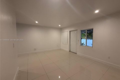 Villa ou maison à louer à Miami, Floride: 2 chambres, 92.9 m2 № 1964962 - photo 13