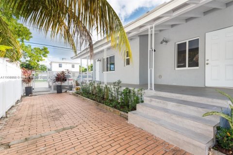 Villa ou maison à louer à Miami, Floride: 2 chambres, 92.9 m2 № 1964962 - photo 1
