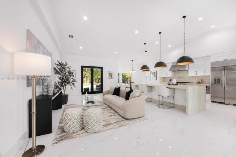 Casa en venta en Miami, Florida, 5 dormitorios, 255.85 m2 № 1983784 - foto 8