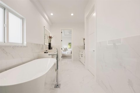 Casa en venta en Miami, Florida, 5 dormitorios, 255.85 m2 № 1983784 - foto 20