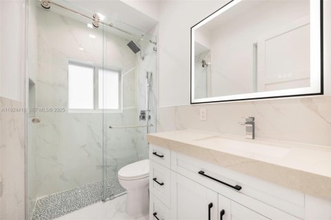 Casa en venta en Miami, Florida, 5 dormitorios, 255.85 m2 № 1983784 - foto 24
