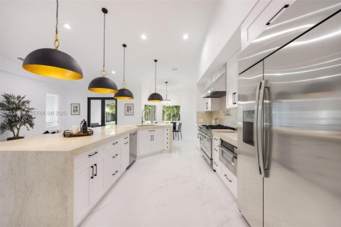 Casa en venta en Miami, Florida, 5 dormitorios, 255.85 m2 № 1983784 - foto 12