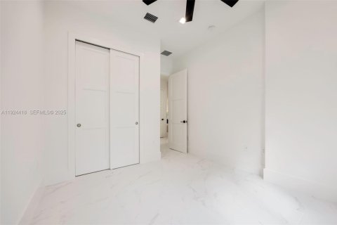Casa en venta en Miami, Florida, 5 dormitorios, 255.85 m2 № 1983784 - foto 23