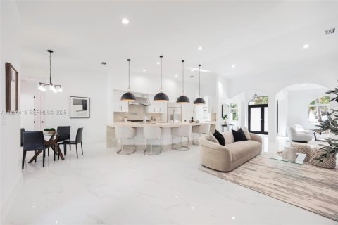Casa en venta en Miami, Florida, 5 dormitorios, 255.85 m2 № 1983784 - foto 7
