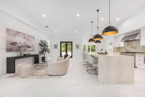 Casa en venta en Miami, Florida, 5 dormitorios, 255.85 m2 № 1983784 - foto 1