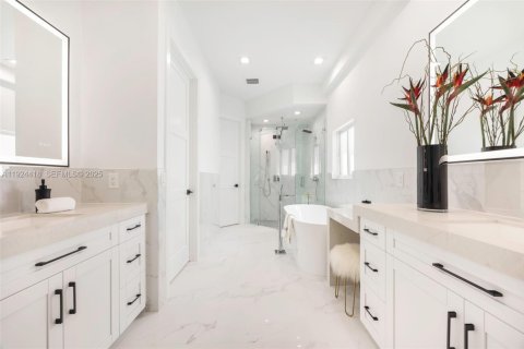 Casa en venta en Miami, Florida, 5 dormitorios, 255.85 m2 № 1983784 - foto 17