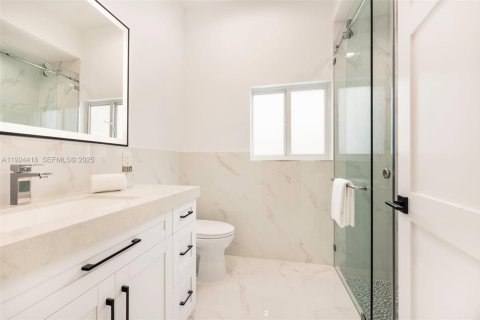 Casa en venta en Miami, Florida, 5 dormitorios, 255.85 m2 № 1983784 - foto 26