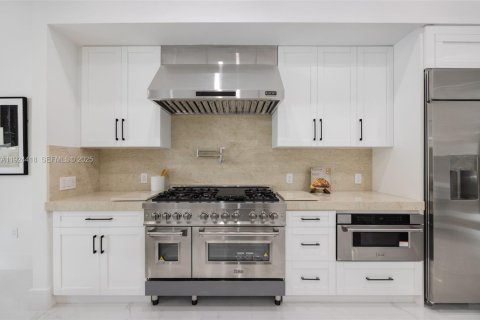 Casa en venta en Miami, Florida, 5 dormitorios, 255.85 m2 № 1983784 - foto 13