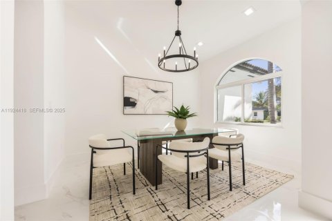 Casa en venta en Miami, Florida, 5 dormitorios, 255.85 m2 № 1983784 - foto 11