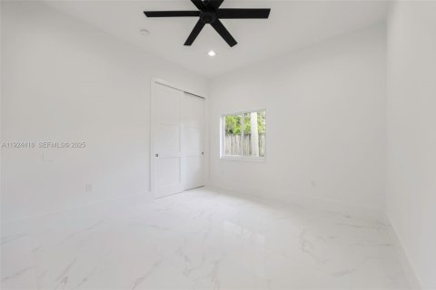 Casa en venta en Miami, Florida, 5 dormitorios, 255.85 m2 № 1983784 - foto 25