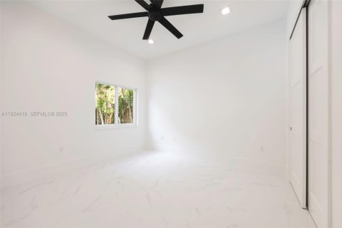 Casa en venta en Miami, Florida, 5 dormitorios, 255.85 m2 № 1983784 - foto 22