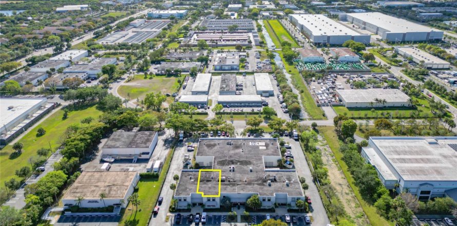 Commercial property in Coral Springs, Florida № 1159751
