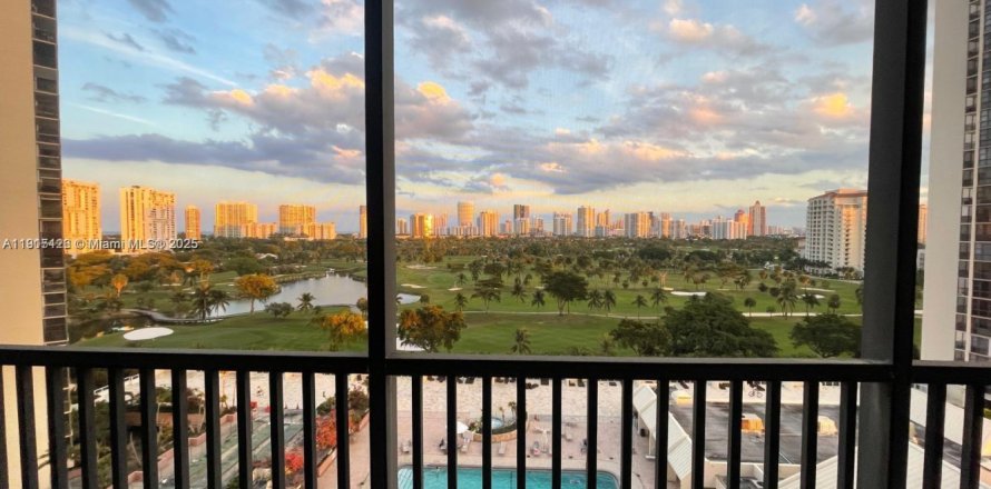 Кондоминиум с 2 спальнями в Авентура, Флорида № 1971247