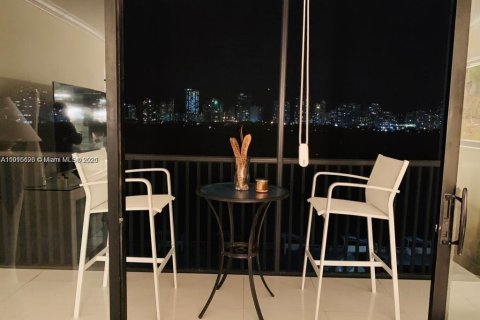 Снять в аренду кондоминиум в Авентура, Флорида 2 спальни, 121.98м2, № 1971247 - фото 12