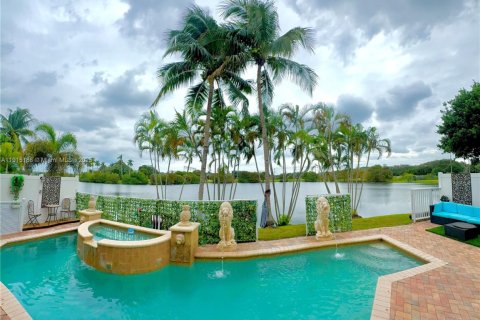 Villa ou maison à vendre à Hollywood, Floride: 4 chambres, 253.16 m2 № 1975558 - photo 1