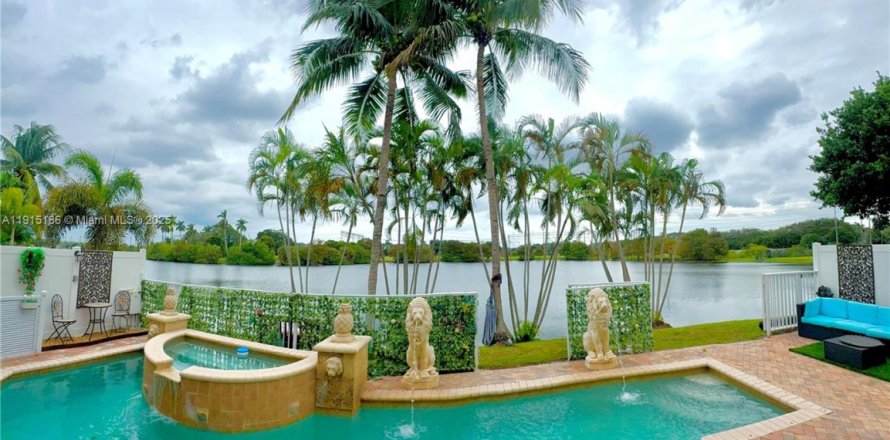 Villa ou maison à Hollywood, Floride 4 chambres, 253.16 m2 № 1975558