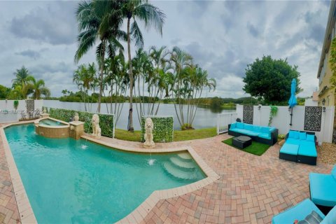 Villa ou maison à vendre à Hollywood, Floride: 4 chambres, 253.16 m2 № 1975558 - photo 2