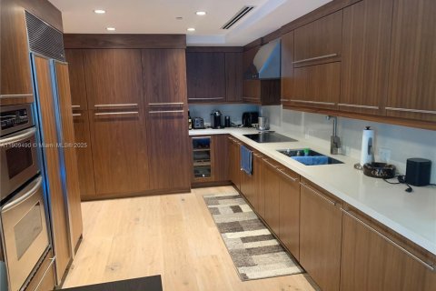 Condominio en alquiler en Surfside, Florida, 2 dormitorios, 149.94 m2 № 2012961 - foto 5