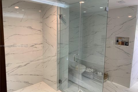 Condominio en alquiler en Surfside, Florida, 2 dormitorios, 149.94 m2 № 2012961 - foto 13