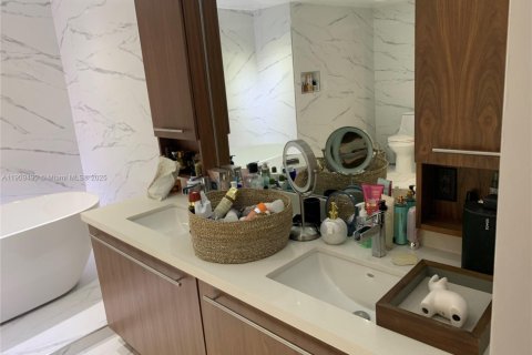 Condominio en alquiler en Surfside, Florida, 2 dormitorios, 149.94 m2 № 2012961 - foto 12