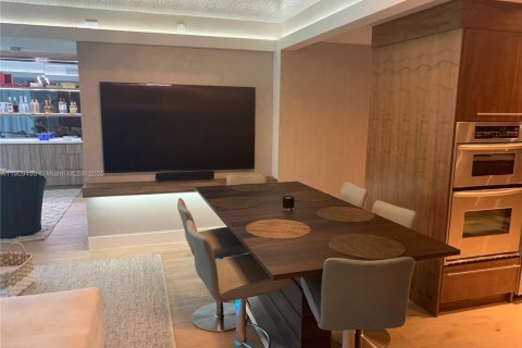 Condominio en alquiler en Surfside, Florida, 2 dormitorios, 149.94 m2 № 2012961 - foto 6