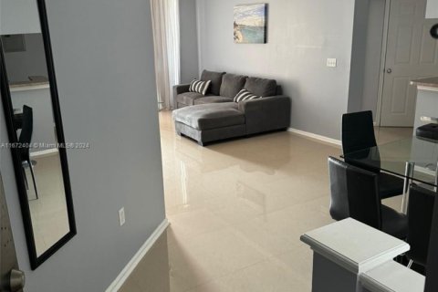 Condo in Sunny Isles Beach, Florida, 2 bedrooms № 1764161 - photo 1