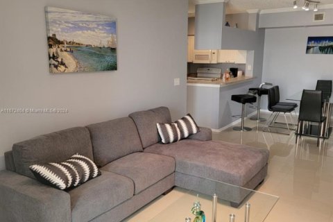 Condo in Sunny Isles Beach, Florida, 2 bedrooms № 1764161 - photo 3