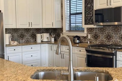 House in Four Corners, Florida 8 bedrooms, 399.48 sq.m. № 2200839 - photo 8