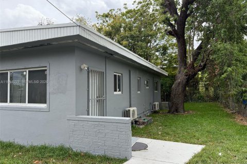 Immobilier commercial à vendre à Miami, Floride: 127.83 m2 № 2001348 - photo 3