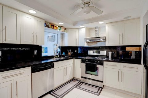 Купить виллу или дом в Холливуд, Флорида 3 спальни, 128.02м2, № 1962494 - фото 17