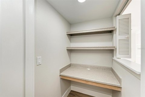 Condominio en alquiler en Sarasota, Florida, 1 dormitorio, 76.37 m2 № 2116299 - foto 1