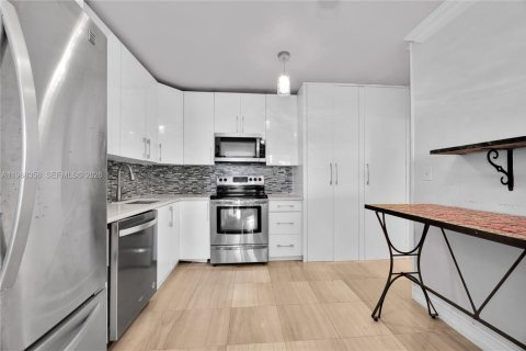 Copropriété à vendre à Miami Beach, Floride: 2 chambres, 141.21 m2 № 2042224 - photo 11