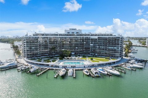 Copropriété à vendre à Miami Beach, Floride: 2 chambres, 141.21 m2 № 2042224 - photo 2