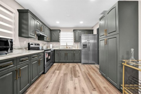 Villa ou maison à louer à Miami Gardens, Floride: 3 chambres № 1997910 - photo 4