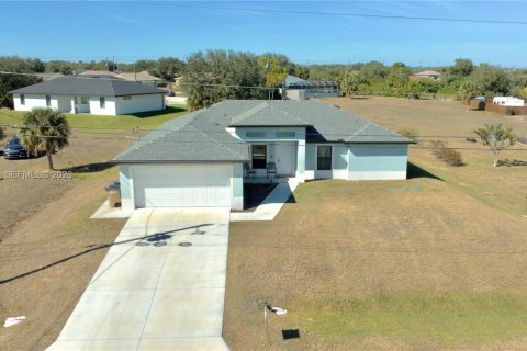 House in Lehigh Acres, Florida 4 bedrooms № 2068883