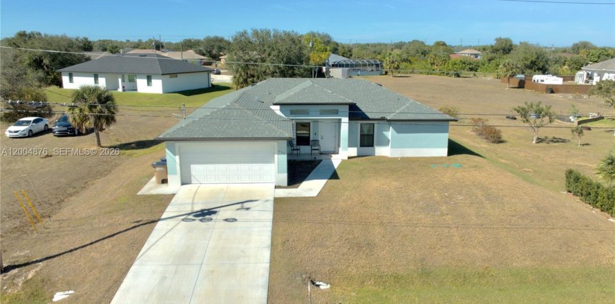 House in Lehigh Acres, Florida 4 bedrooms № 2068883