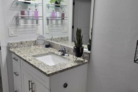 House in Lehigh Acres, Florida 4 bedrooms № 2068883 - photo 4