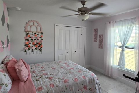 House in Lehigh Acres, Florida 4 bedrooms № 2068883 - photo 5