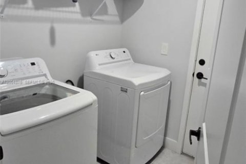 House in Lehigh Acres, Florida 4 bedrooms № 2068883 - photo 8